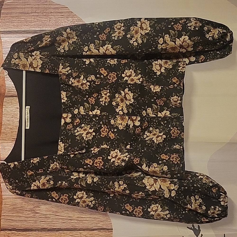 Abercrombie and Fitch 100% cotton long sleeved floral top with ruched back